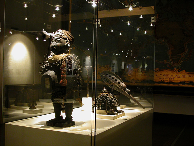 Ausstellung „Die Kunst des Heilens in Afrika“, 2005. Foto: © Carlos Ladeira. Geografische Gesellschaft Lissabon